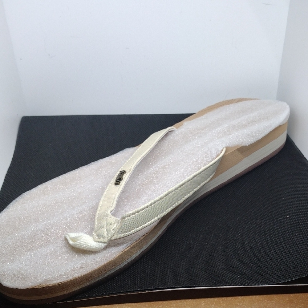 Step into comfort with Kuailu Women's Cream Flip Flops.  Size 9 - Picture 4 of 7